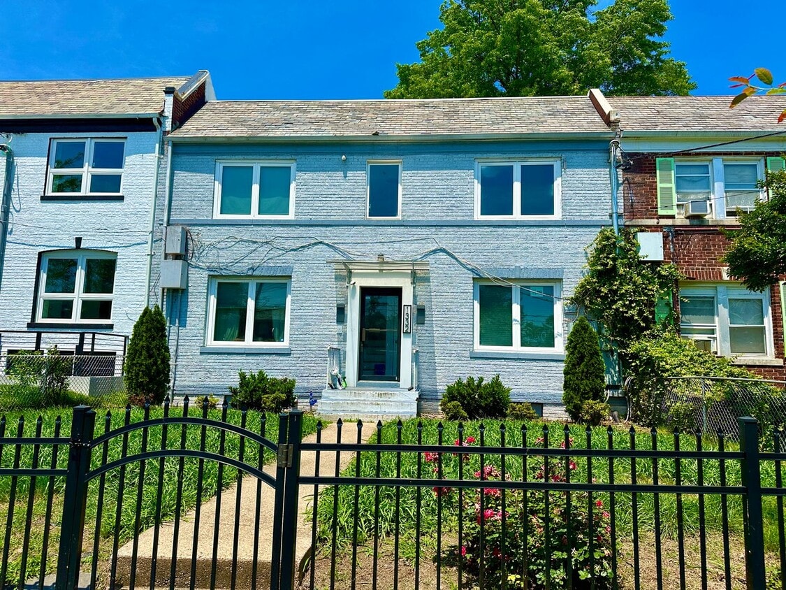 Foto principal - 2 Bedroom with Parking and Pets Welcome!