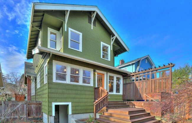 Building Photo - Huang Duplex