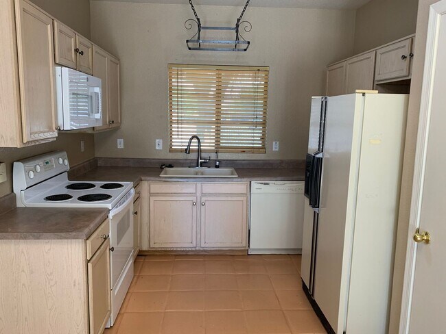 Building Photo - Wonderful 3 bedroom 2.5 bath home located ...