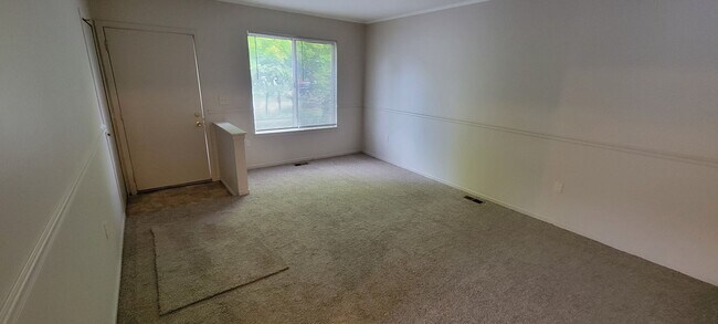 Building Photo - Move In Ready Home In Clinton Township