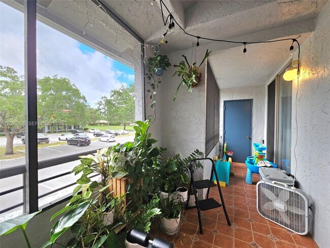 Foto del edificio - 841 Lyons Rd