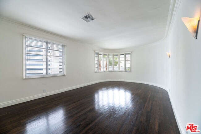 Building Photo - 9237 Doheny Rd