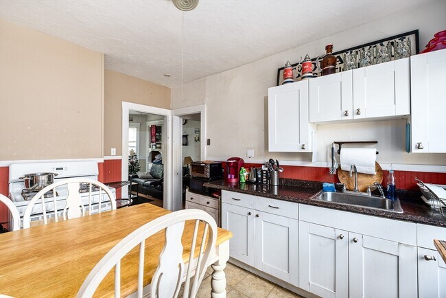 Building Photo - 275 Summer St