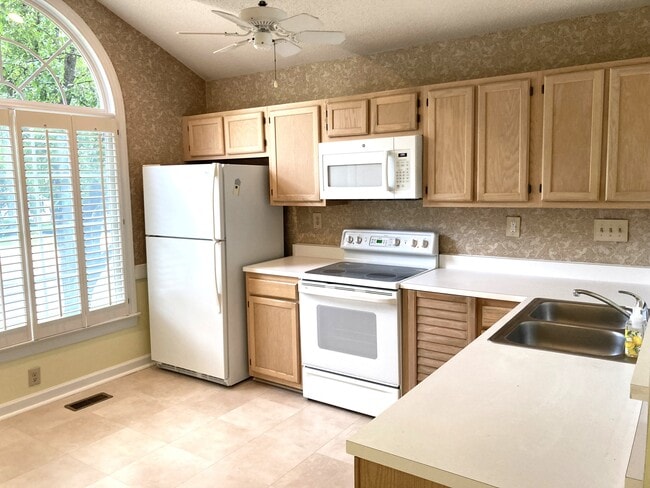 Modern kitchen has all appliances and plenty of storage - pantry too - 1243 Cranebridge Pl