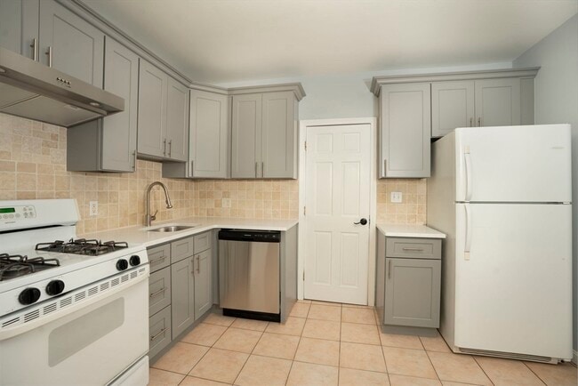 Building Photo - 46 Wyllis Ave