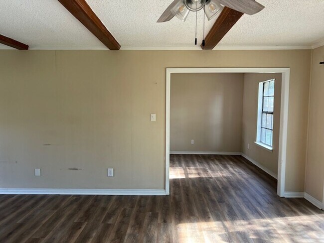 Foto del edificio - Brick home off Three Notch Road