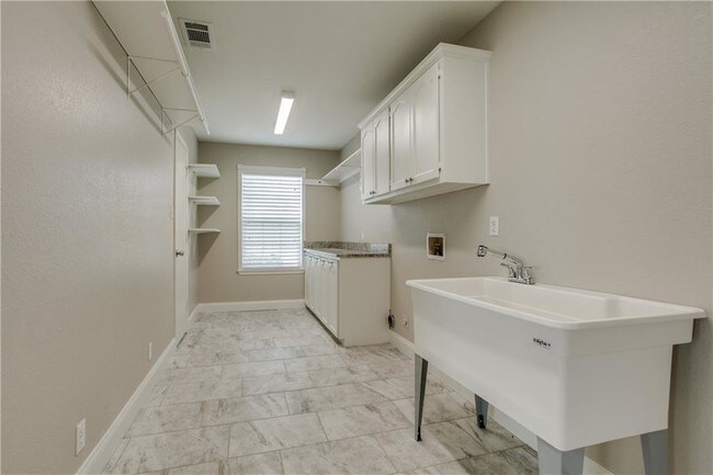 Foto del edificio - 8713 Highpoint Dr