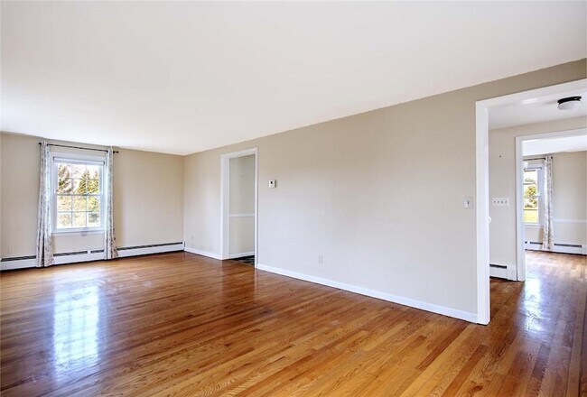 Foto del edificio - 12 Whalen Dr