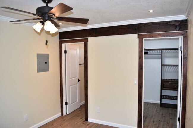 Interior Photo - 3137-3141 Valle Ave