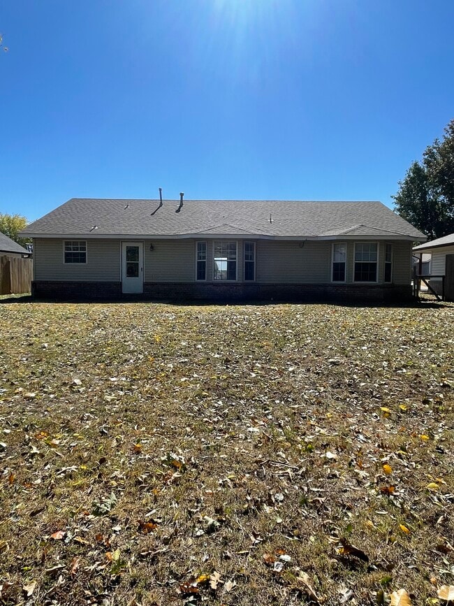 Building Photo - 9395 Sprucewood