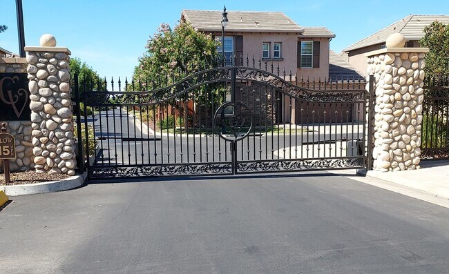 Building Photo - 3 Bedroom 2 1/2 Bath home in gated community