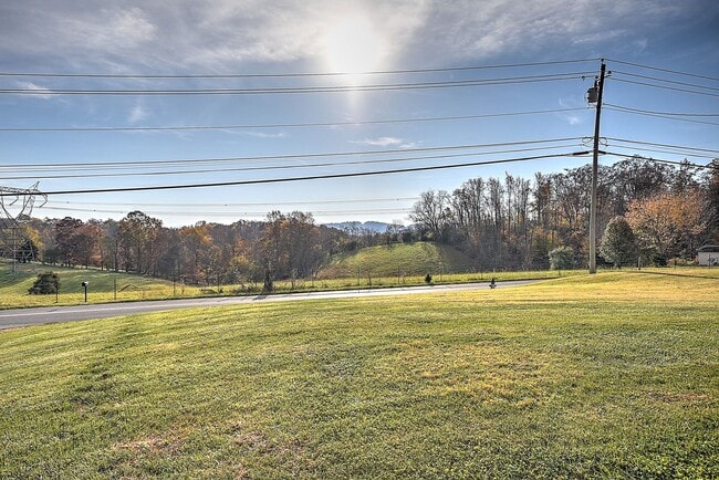Building Photo - 3 Bedroom / 2 Bath Brick Home with drive under garage
