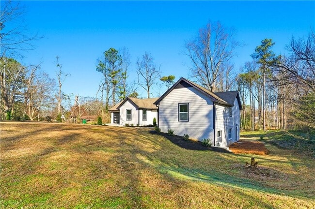 Building Photo - 1715 Crestline Dr NE