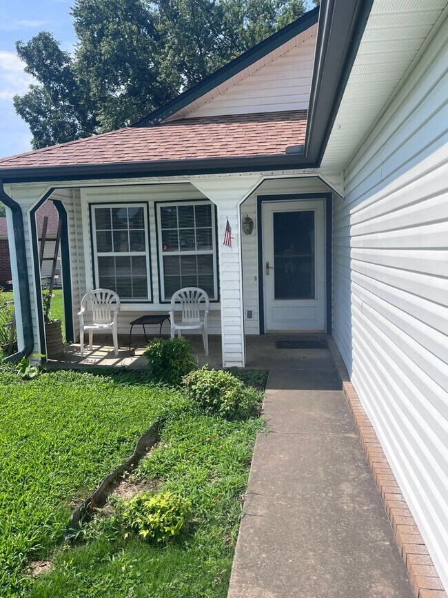 Foto del edificio - 2 bedroom House with fenced in yard