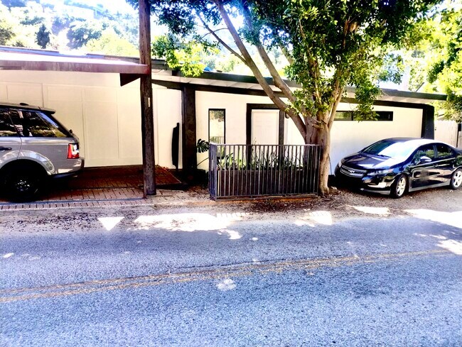 cochera - 2366 Nichols Canyon Rd