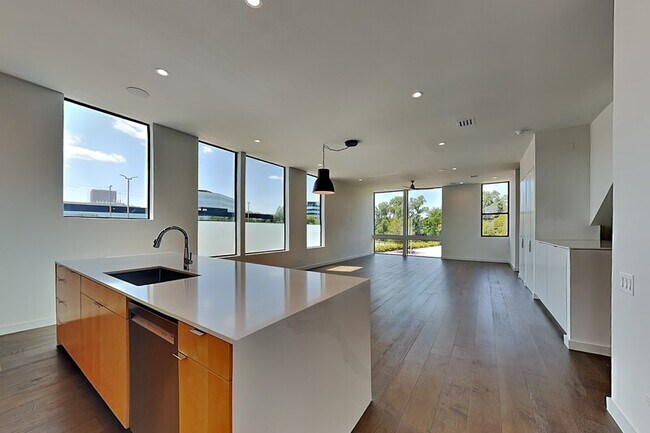 Building Photo - 103 Forest Star Dr