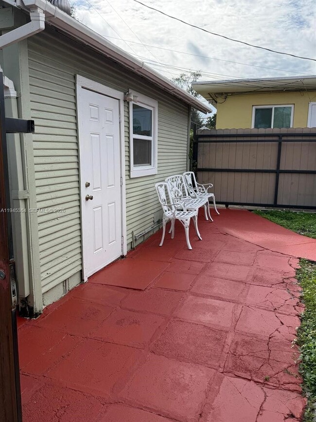 Foto del edificio - 4152 SW 13th St