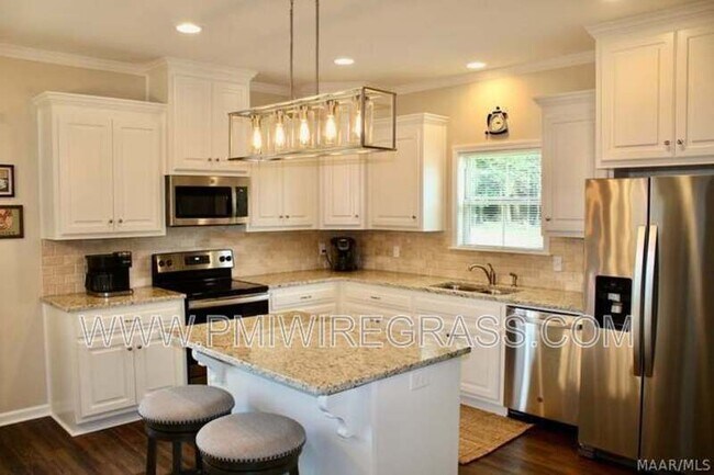 Foto del edificio - 697 Magnolia Ln