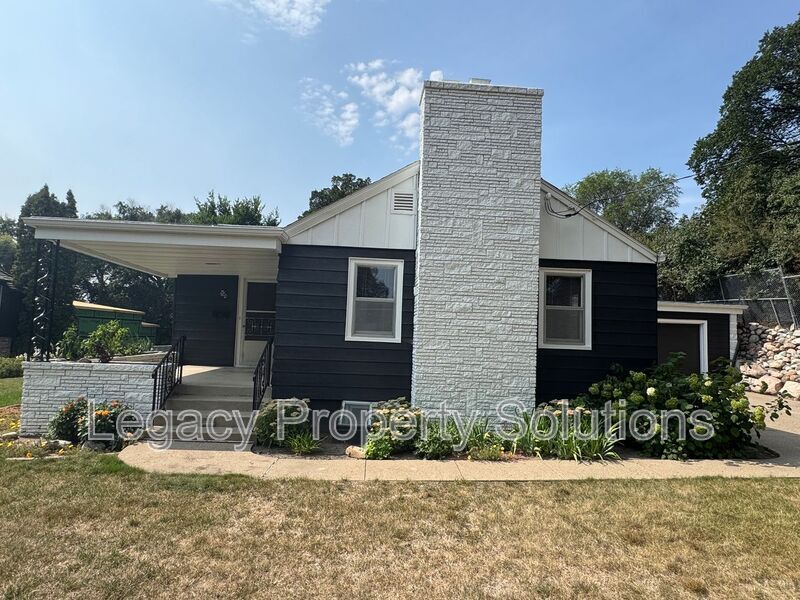 Primary Photo - 720 N Bell St