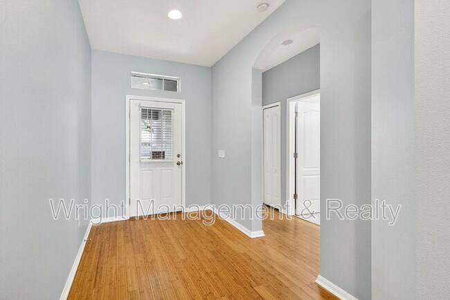 Foto del edificio - 5025 Torrey Hills Ln