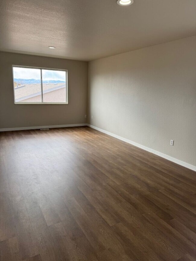 Foto del edificio - 1110 Bellflower LLC. 706-708 S. Bellflower...
