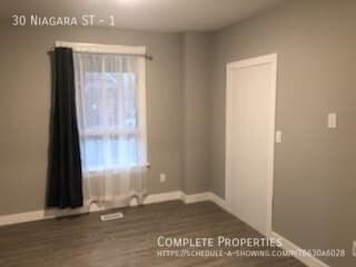 Photo du bâtiment - 1 Bedroom Main Floor of Duplex - Private L...