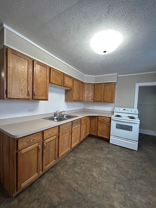 Building Photo - ** Move in Special ** Updated 3-Bedroom, 1-Bathroom Home – $1,350/Month | 1,092 Sq. Ft. | Accepti...