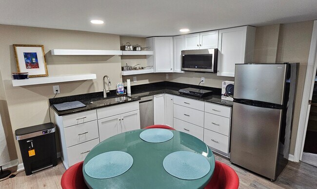 Foto del edificio - 4633 Kernwood Ave