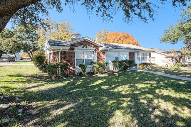 Building Photo - Beautifully Crafted 4 bedroom 2 bath in Fo...
