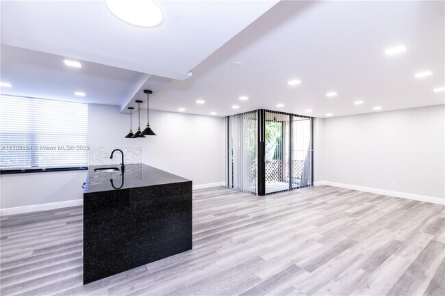 Building Photo - 450 Egret Cir