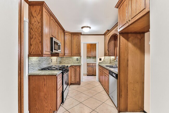 Foto del edificio - Expansive Three-Bedroom Home with Front and Back Yard in Long Beach AVAILABLE NOW