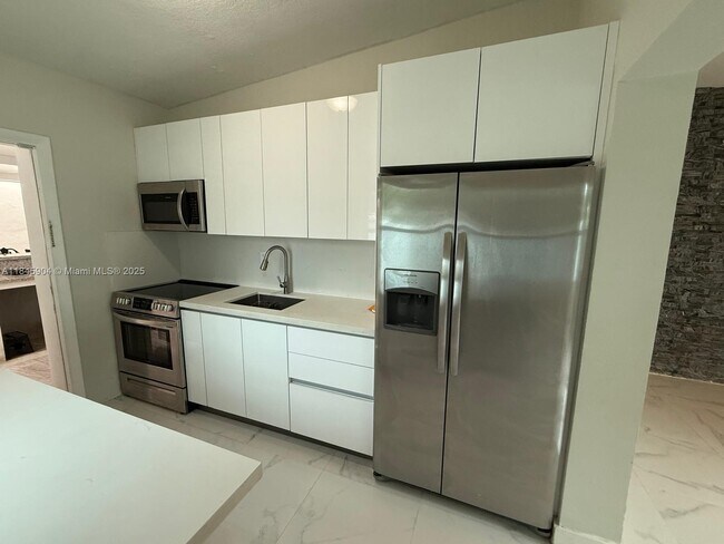 Foto del edificio - 1295 NW 122nd St