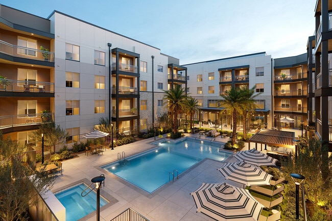 Building Photo - Album Surprise