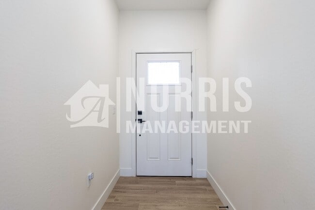 Building Photo - Beautiful Upgraded Home with Furnishings i...