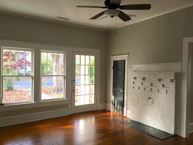 Foto del edificio - 2331 Englewood Ave