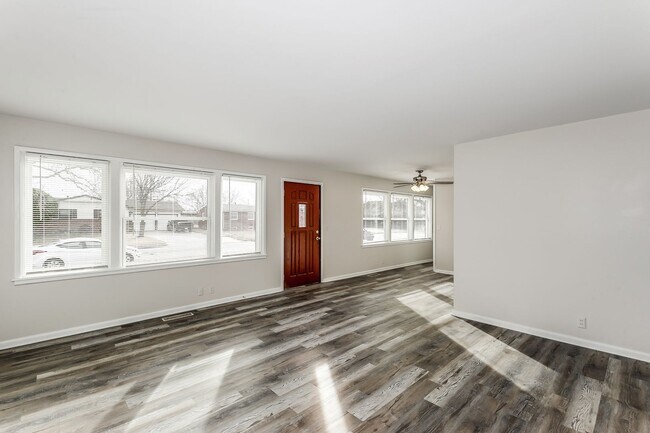 Foto del edificio - Large 3 Bedroom Updated Home