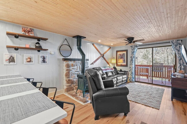 Building Photo - 102 Skiview Ln