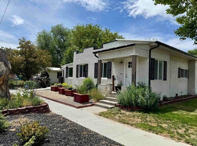 Building Photo - 605 N 10th Ave