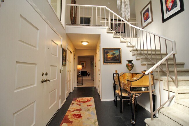 Building Photo - Stunning FULLY FURNISHED home located in t...