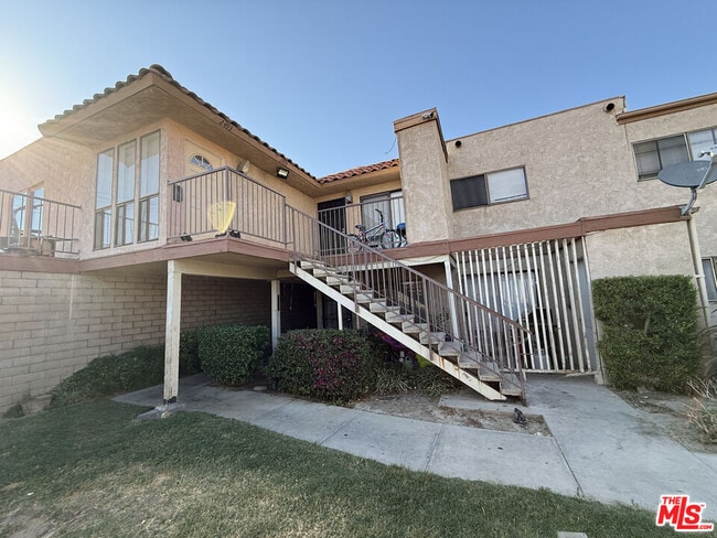 Building Photo - 2411 W Acacia Ave