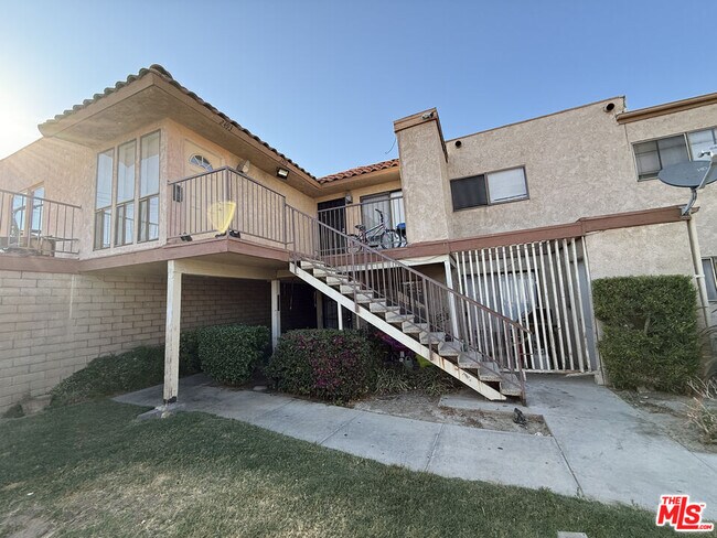 Foto del edificio - 2411 W Acacia Ave