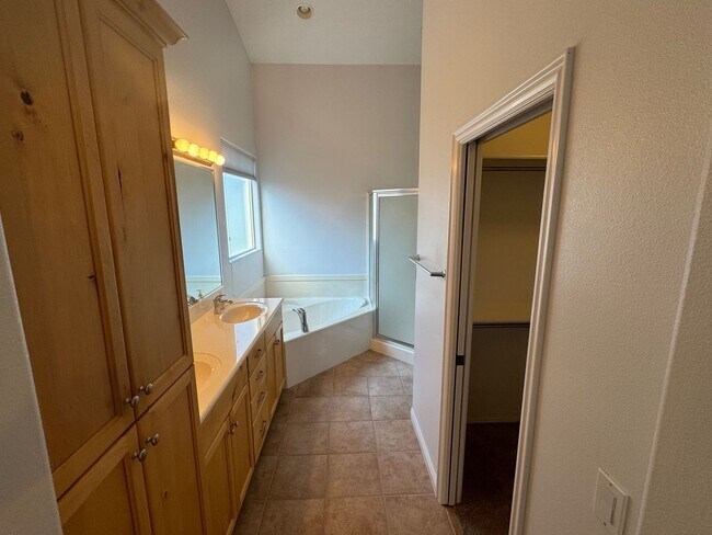 Building Photo - 3-Bed, 2-Bath Standalone Home with 2 Car G...