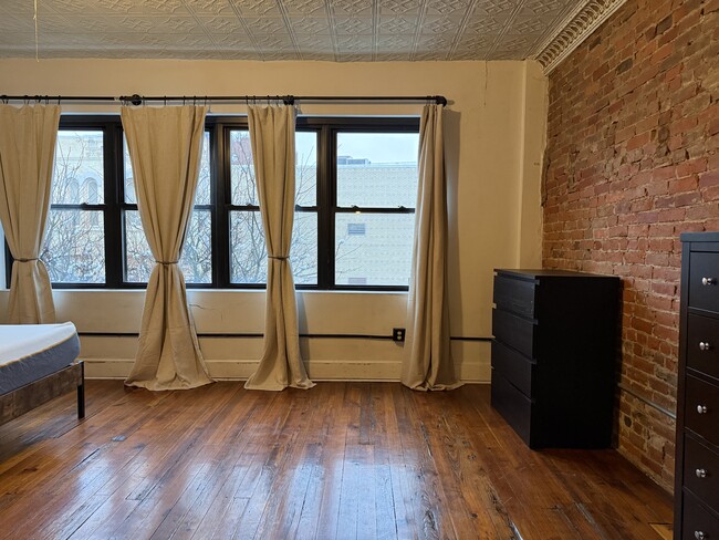 Building Photo - 27 Court St