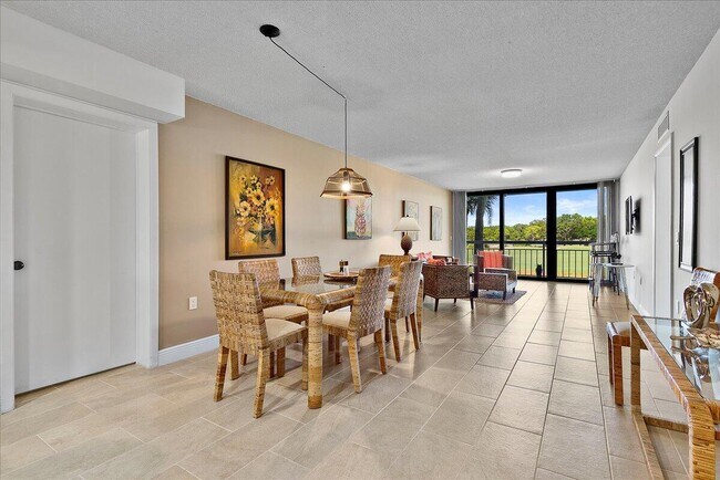 Foto del edificio - 2421 Village Blvd
