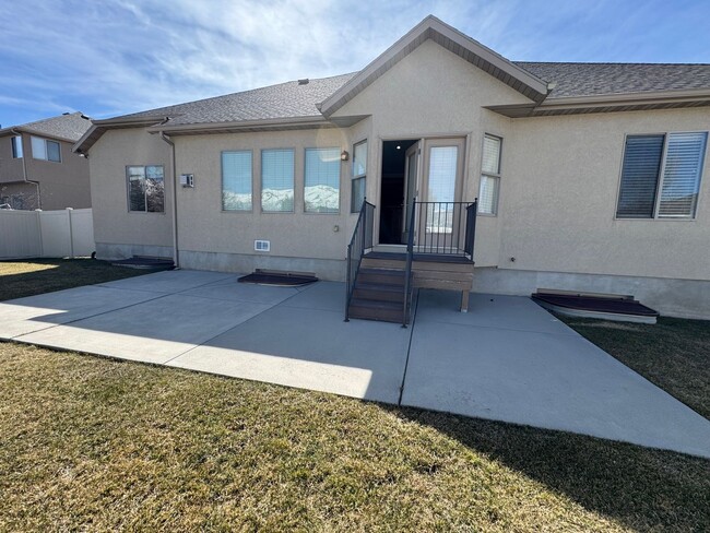 Foto del edificio - 3 bedroom 2 bath home in Lehi