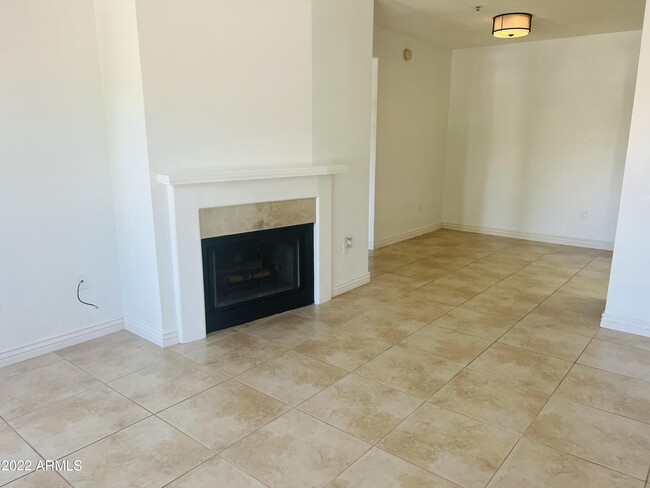 Foto del edificio - 9451 E Becker Ln