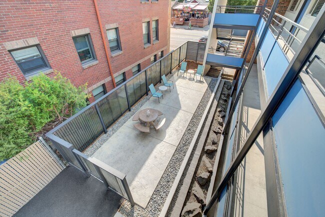 Foto del edificio - Spacious 1Bed/1Bath Ground Floor Apartment...