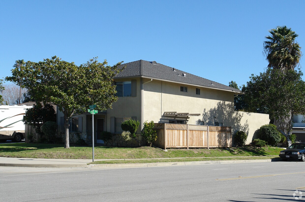 Foto del edificio - 9402-9404 Petit Ct