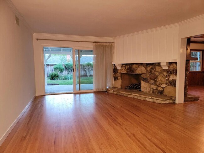 Building Photo - 10344 Petit Ave