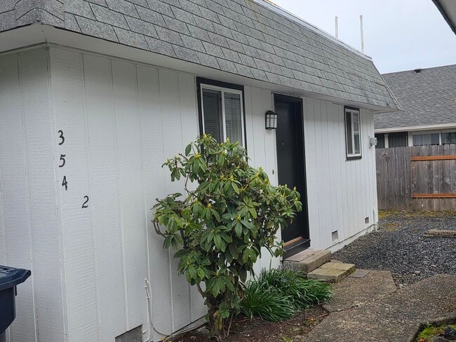 Building Photo - 354 Catron St N